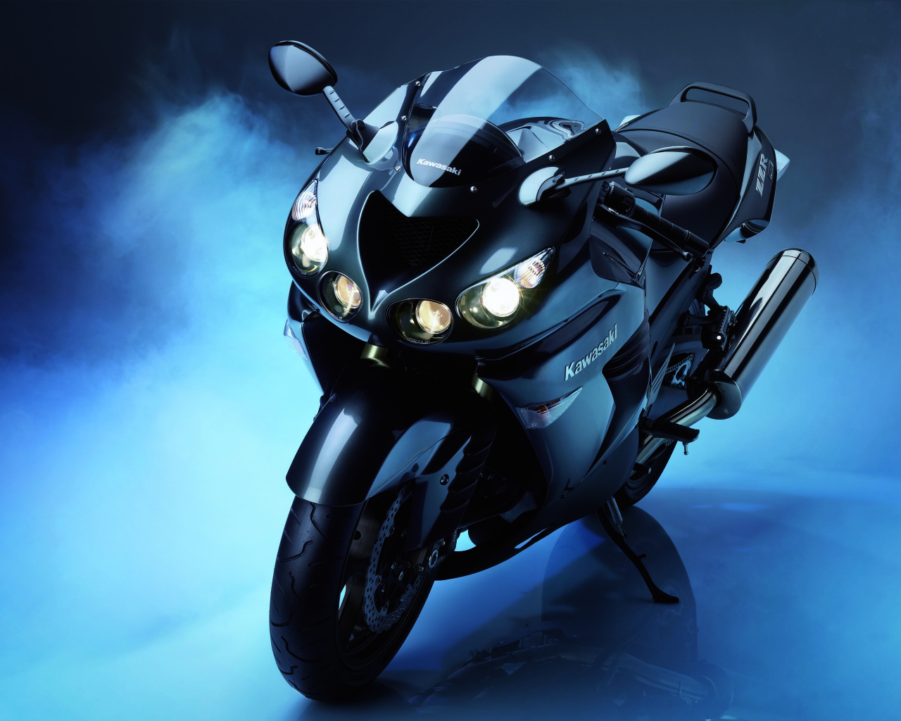 Новый мотоцикл на дороге Kawasaki ZZR 1400