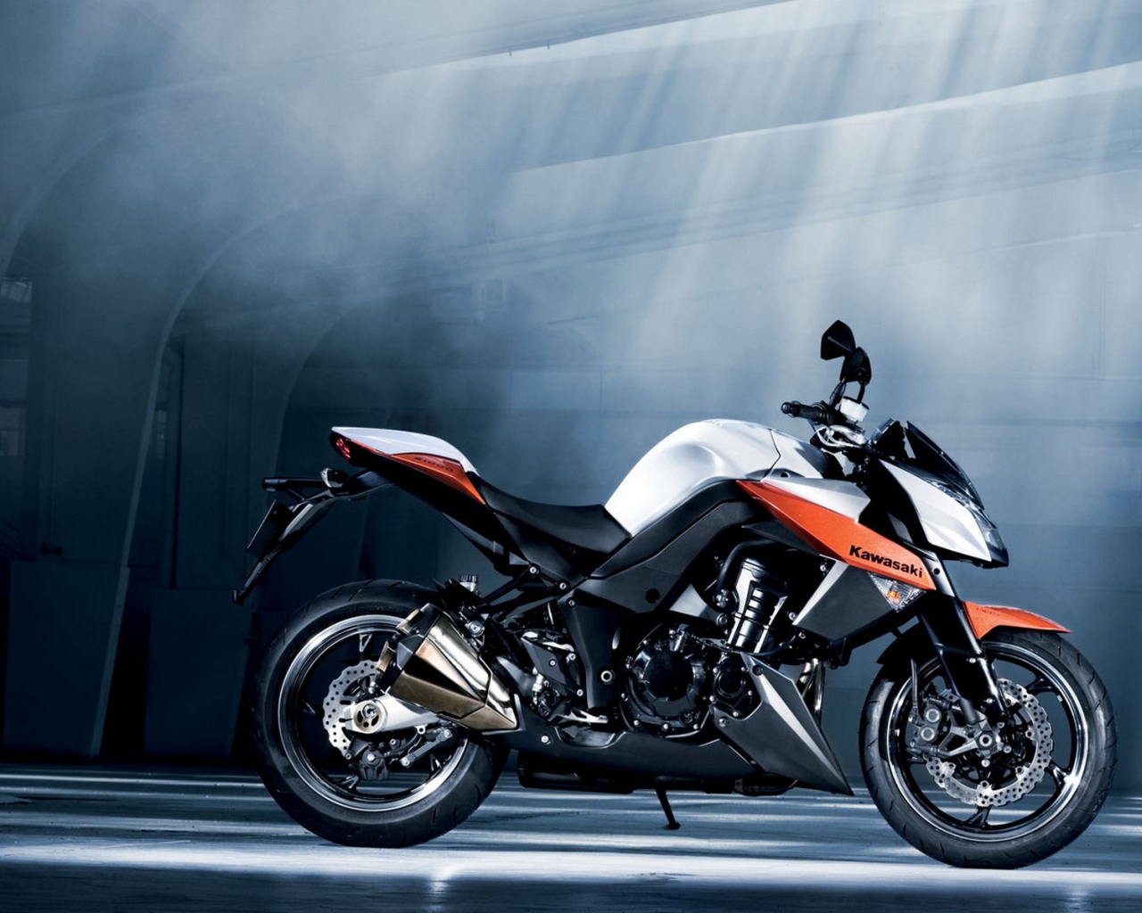 Новый мотоцикл на дороге Kawasaki Z 1000