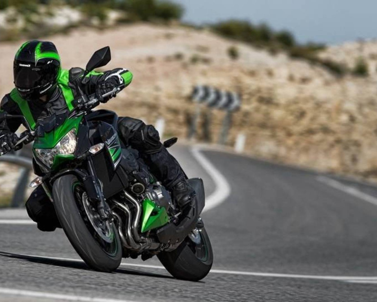 Новый мотоцикл на дороге Kawasaki Z 800