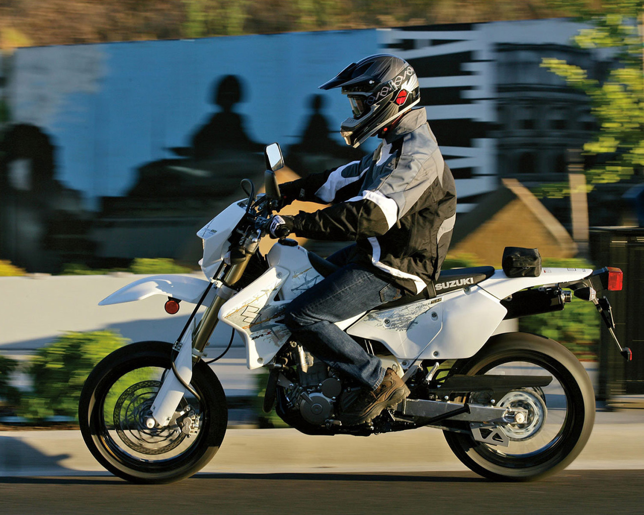 Новый мотоцикл на дороге Suzuki  DR-Z400 S