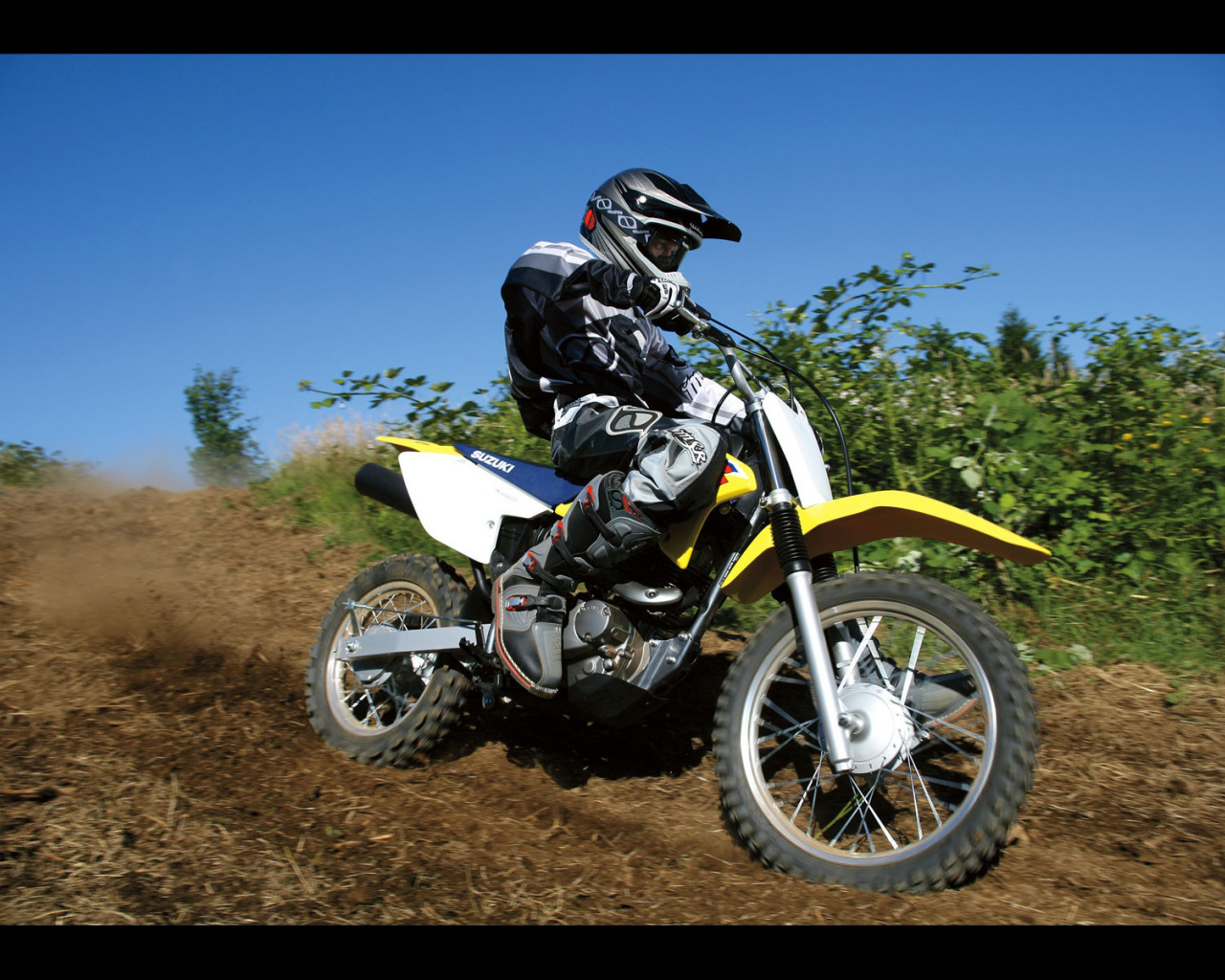 Новый мотоцикл на дороге Suzuki  DR-Z 125