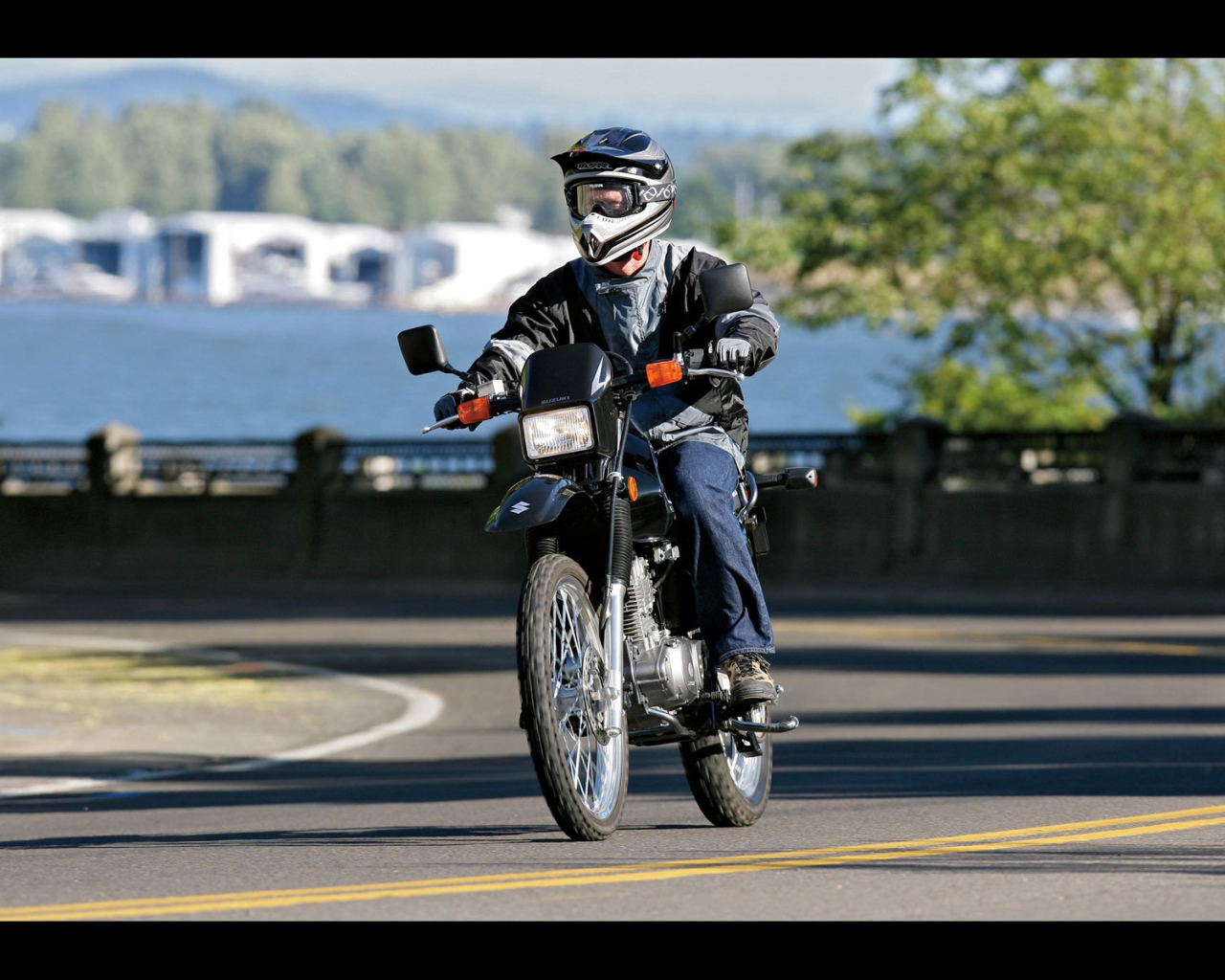 Новый мотоцикл на дороге Suzuki DR 200 SE