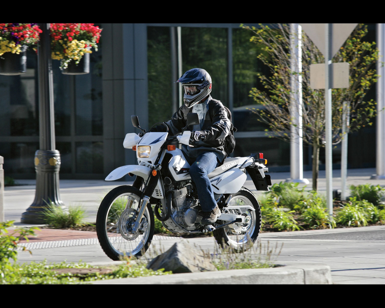 Новый мотоцикл на дороге Suzuki DR 650 SE