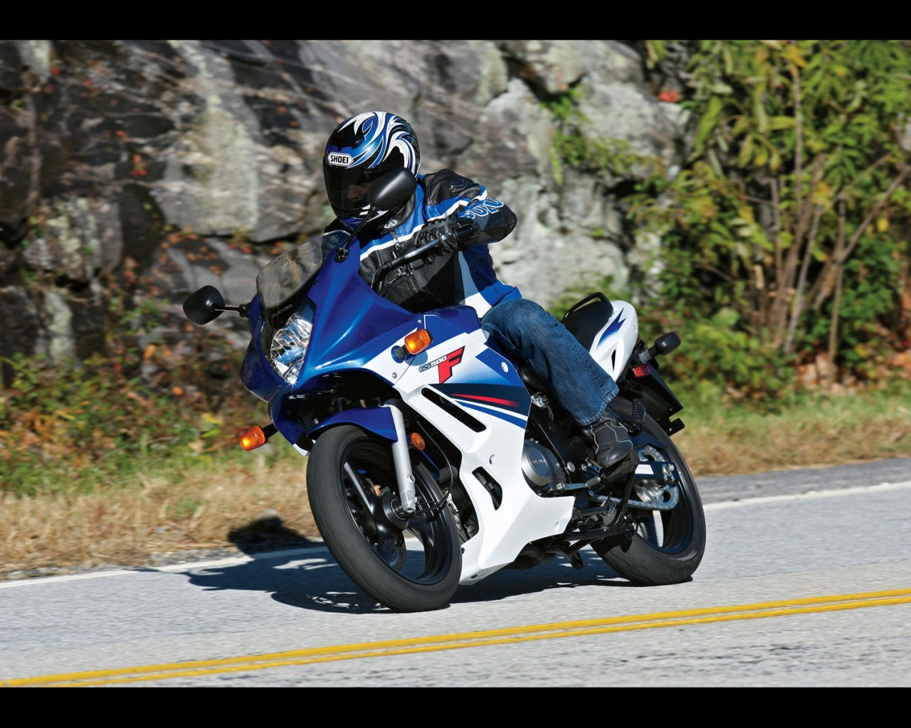 Новый мотоцикл на дороге Suzuki  GS 500 F