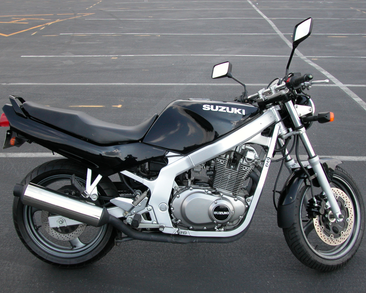 Новый мотоцикл на дороге Suzuki  GS 500