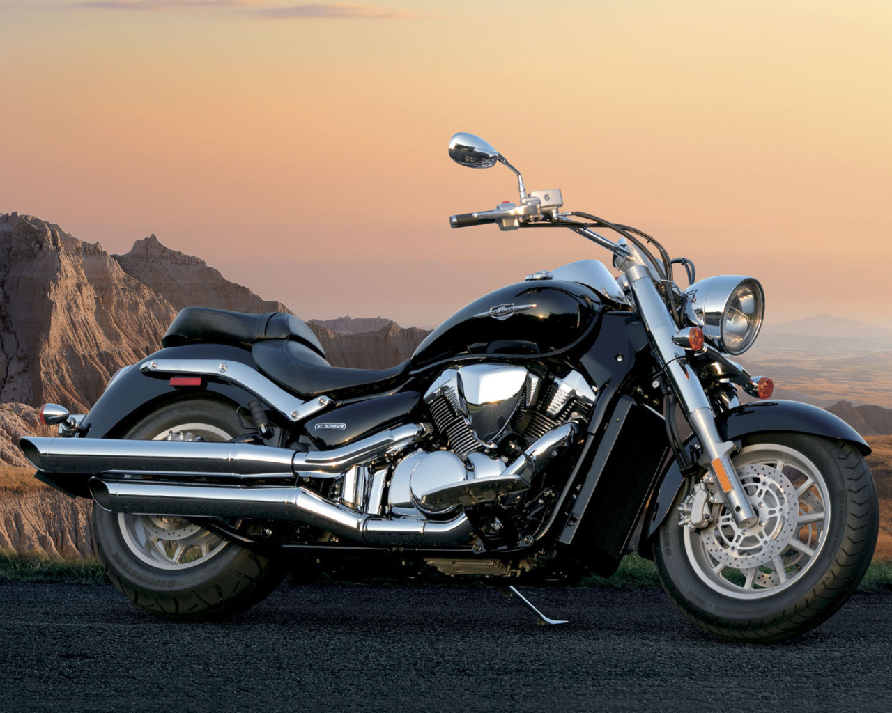 Новый мотоцикл на дороге Suzuki Intruder C1500T