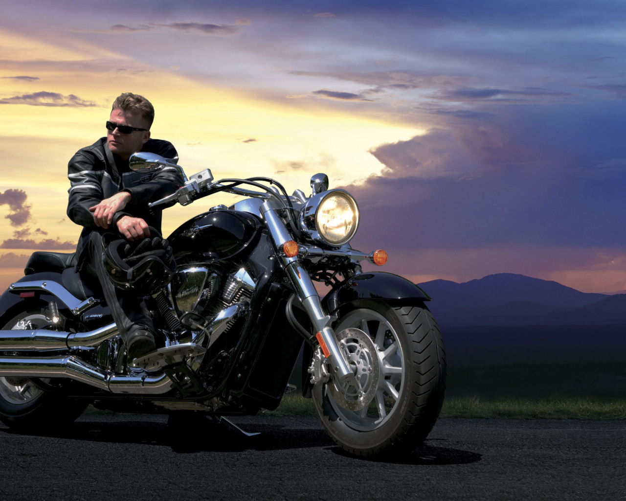 Новый мотоцикл на дороге Suzuki Intruder C800C