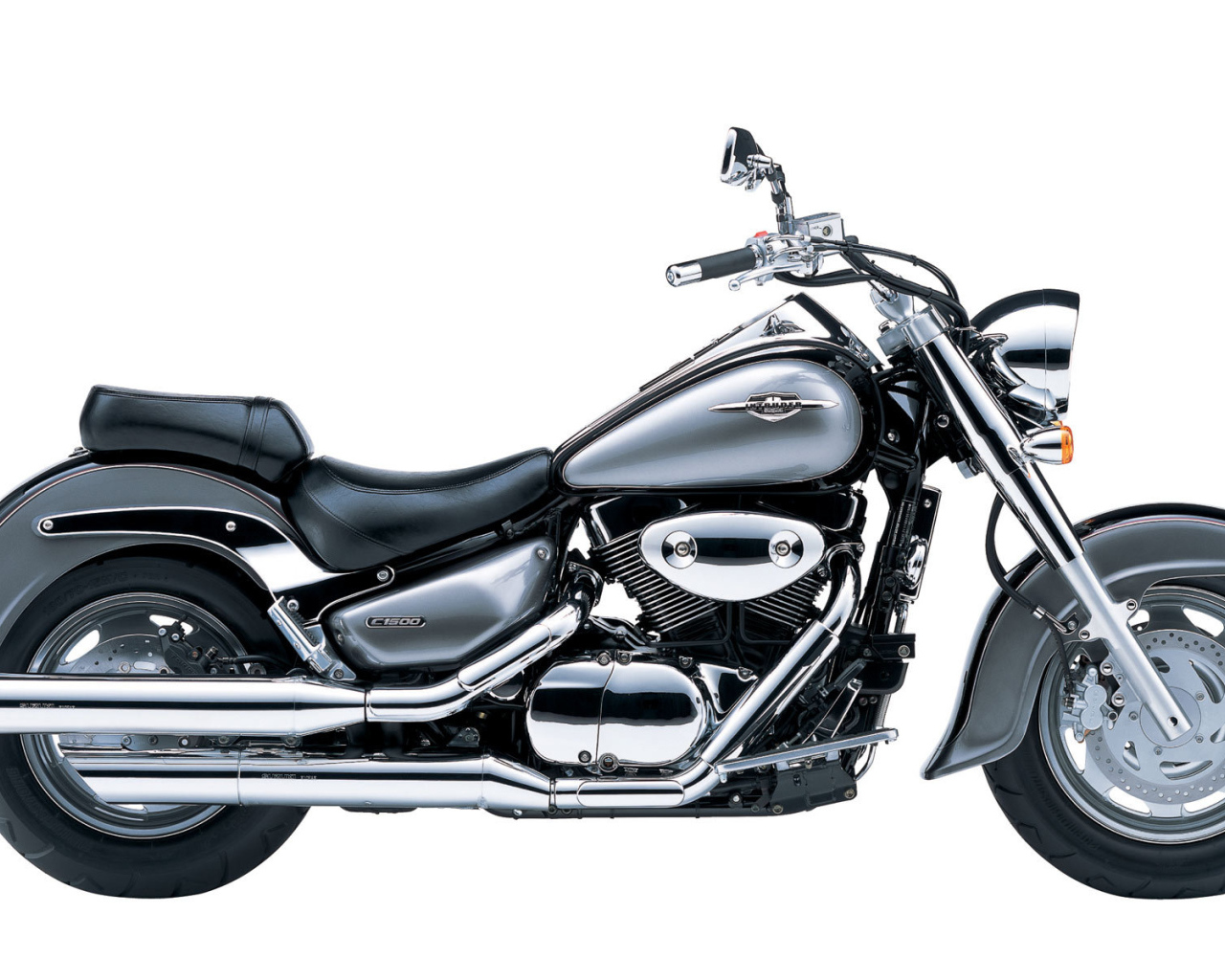 Новый мотоцикл на дороге Suzuki Intruder M1500