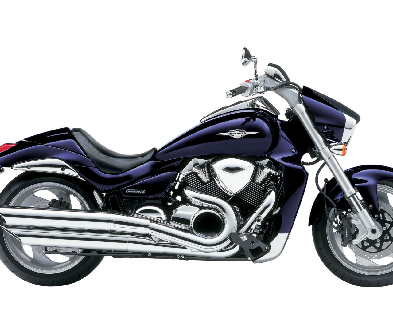 Новый мотоцикл на дороге Suzuki Intruder M1800 R