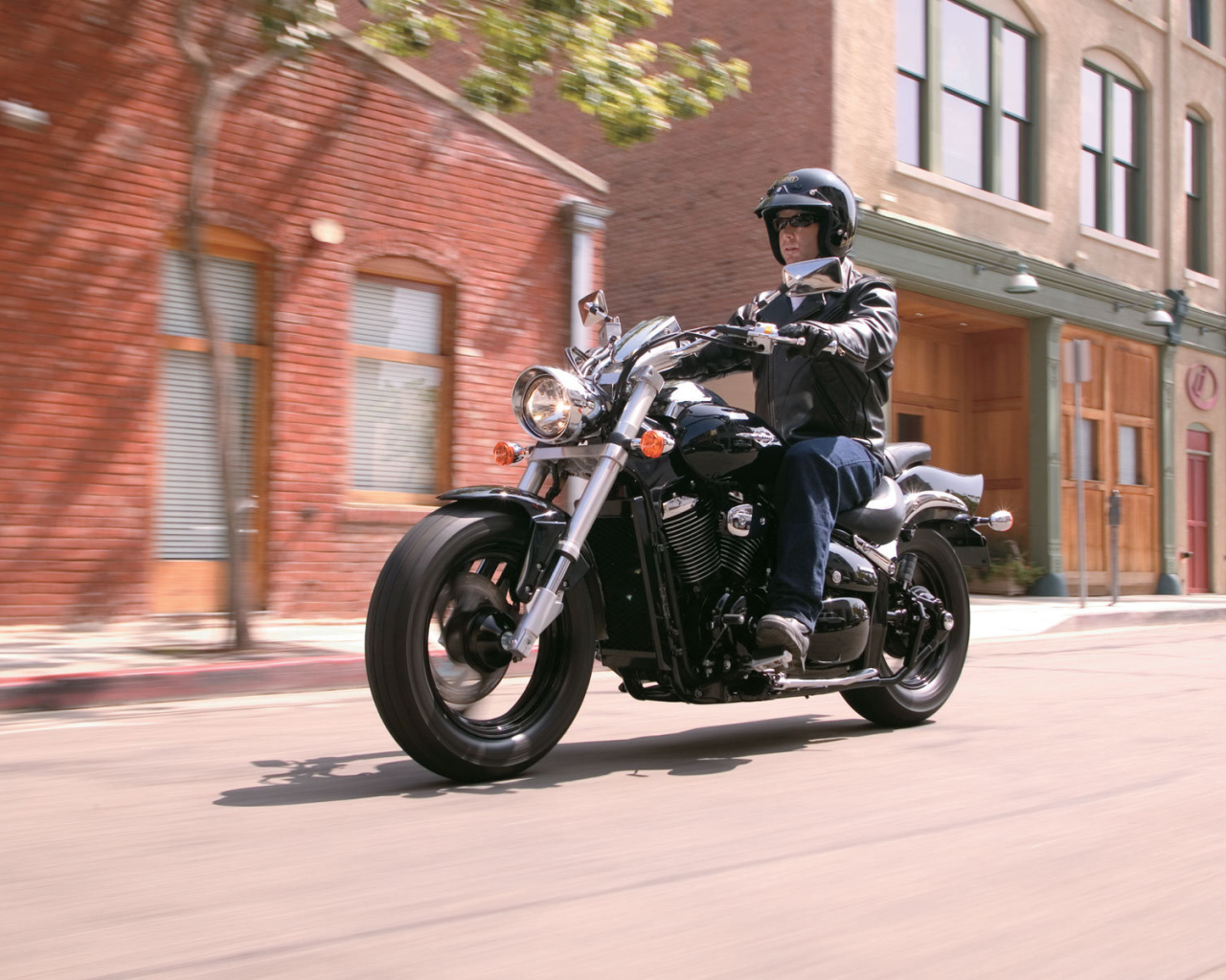 Новый мотоцикл на дороге Suzuki Intruder M800