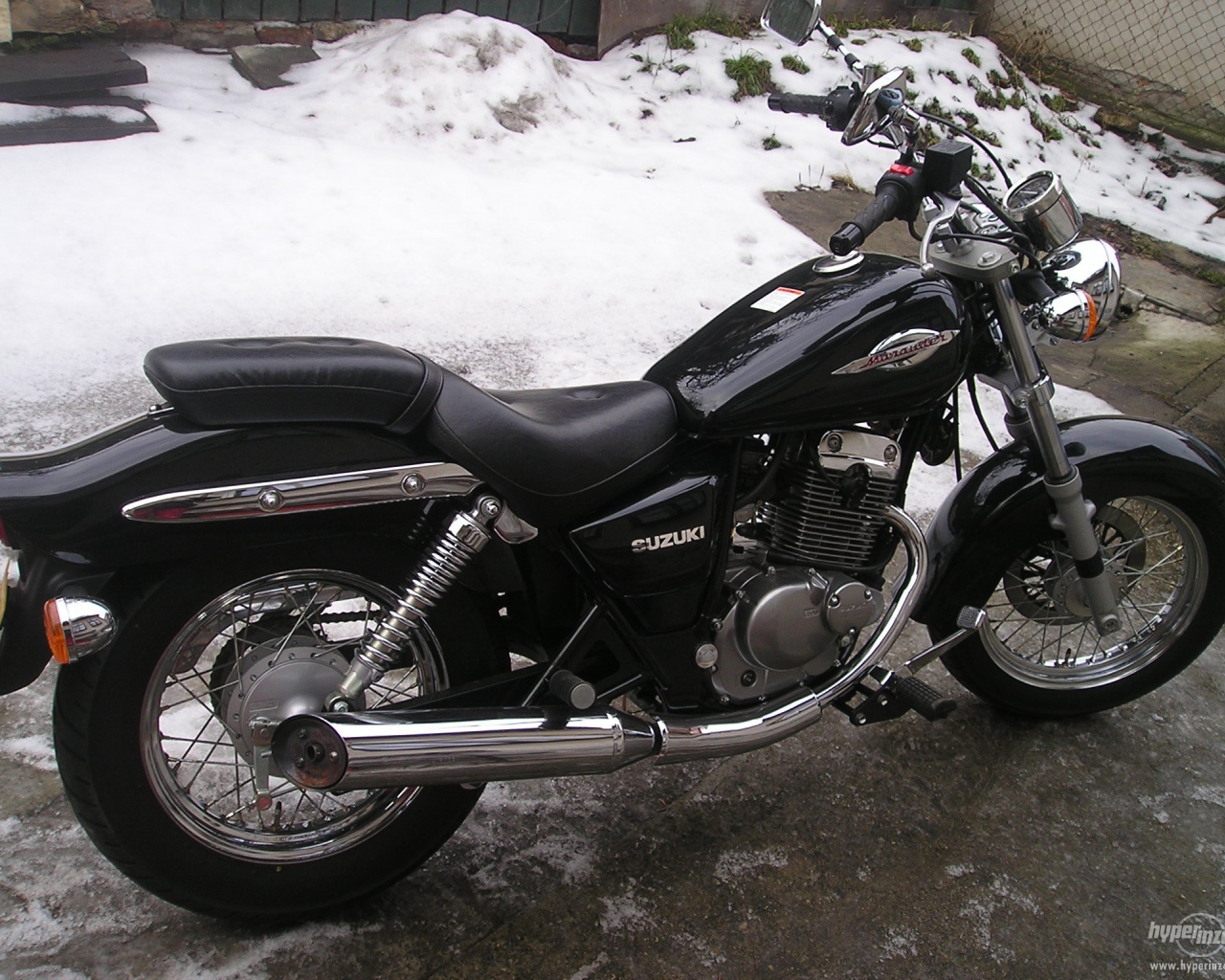 Новый мотоцикл на дороге Suzuki Marauder 125