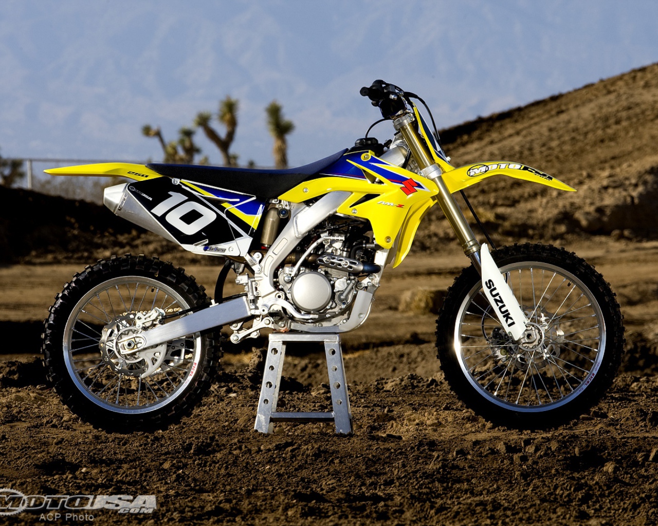 Новый мотоцикл на дороге Suzuki RM-Z 250