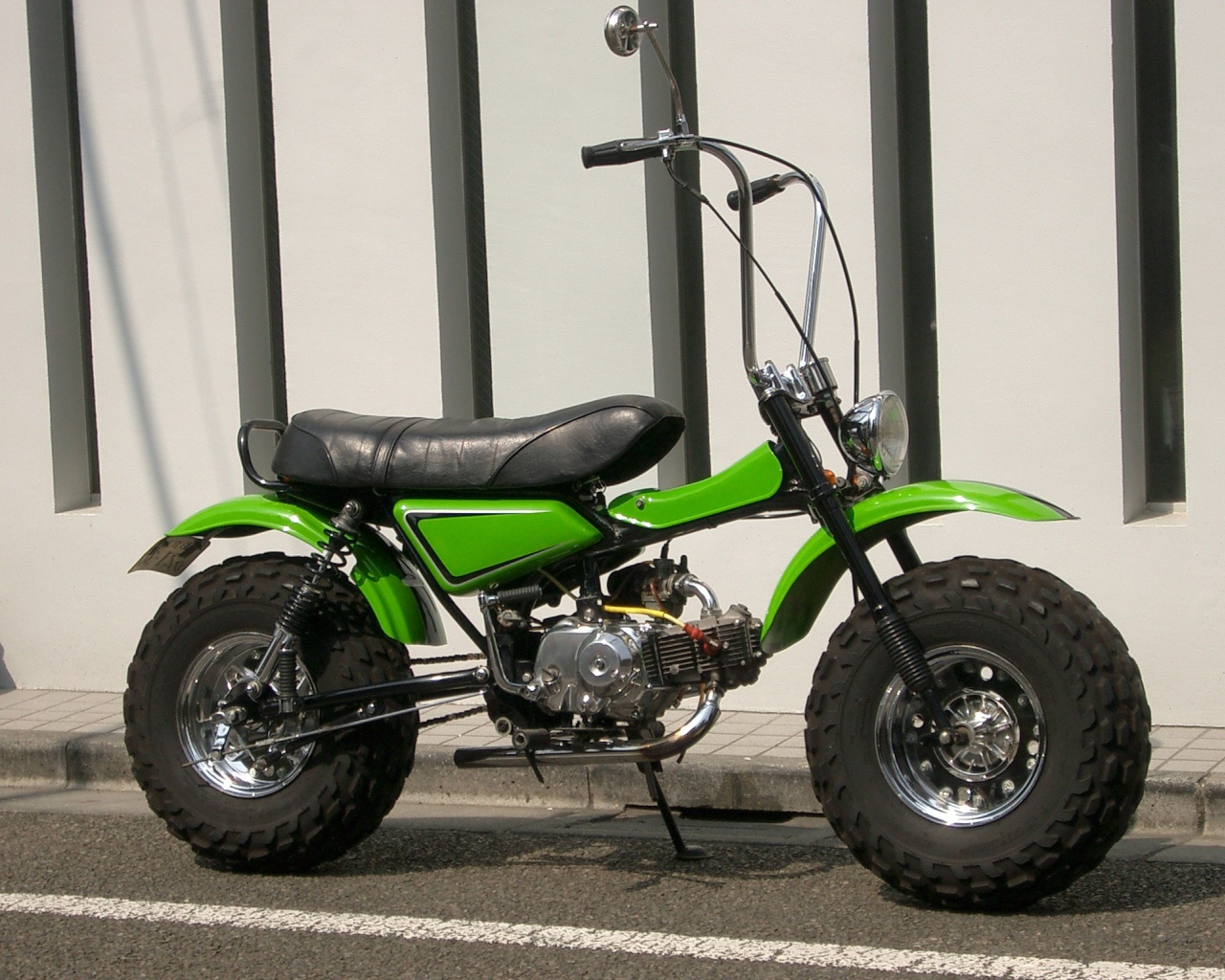 Новый мотоцикл на дороге Suzuki RV 125