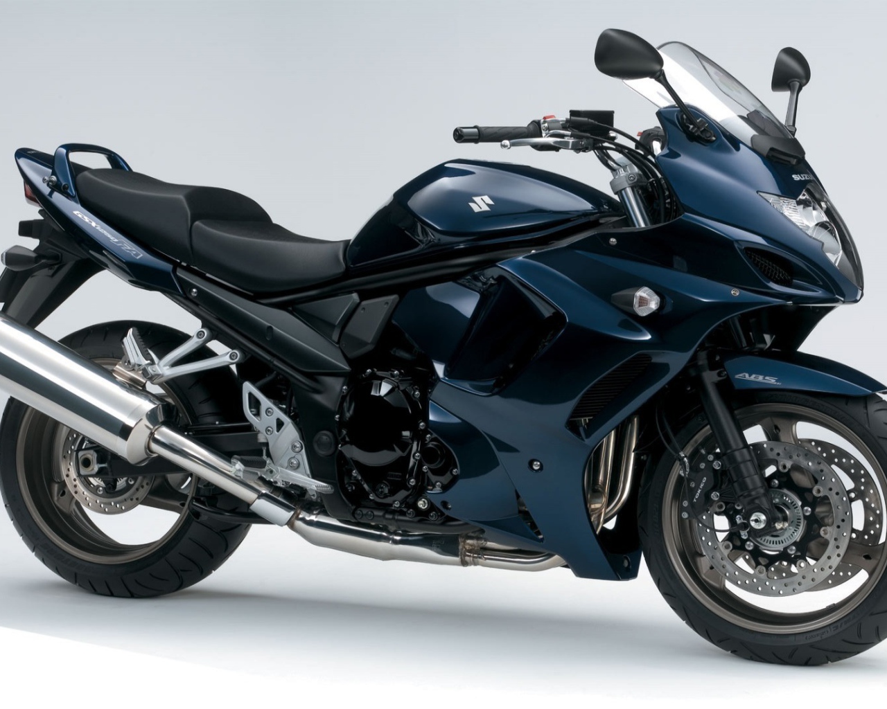 Новый мотоцикл на дороге Suzuki SFV 650
