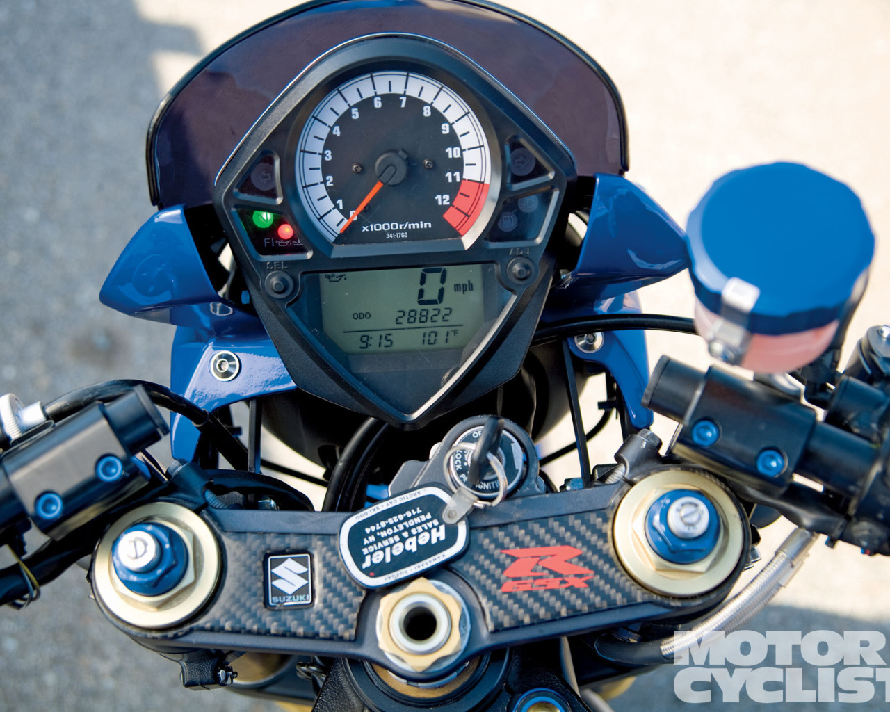 Новый мотоцикл на дороге Suzuki SV 650 S