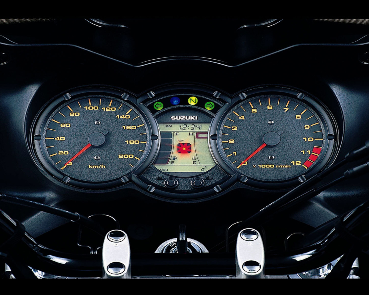 Новый мотоцикл на дороге Suzuki V-Storm 1000  DL