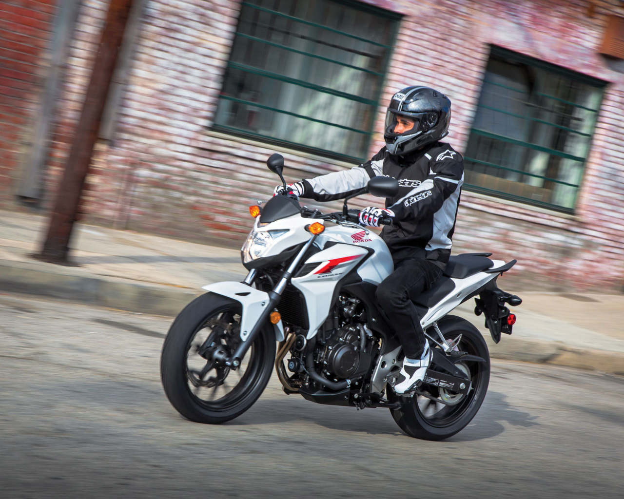 Новый мотоцикл на дороге Новый мотоцикл Honda CB 500 F