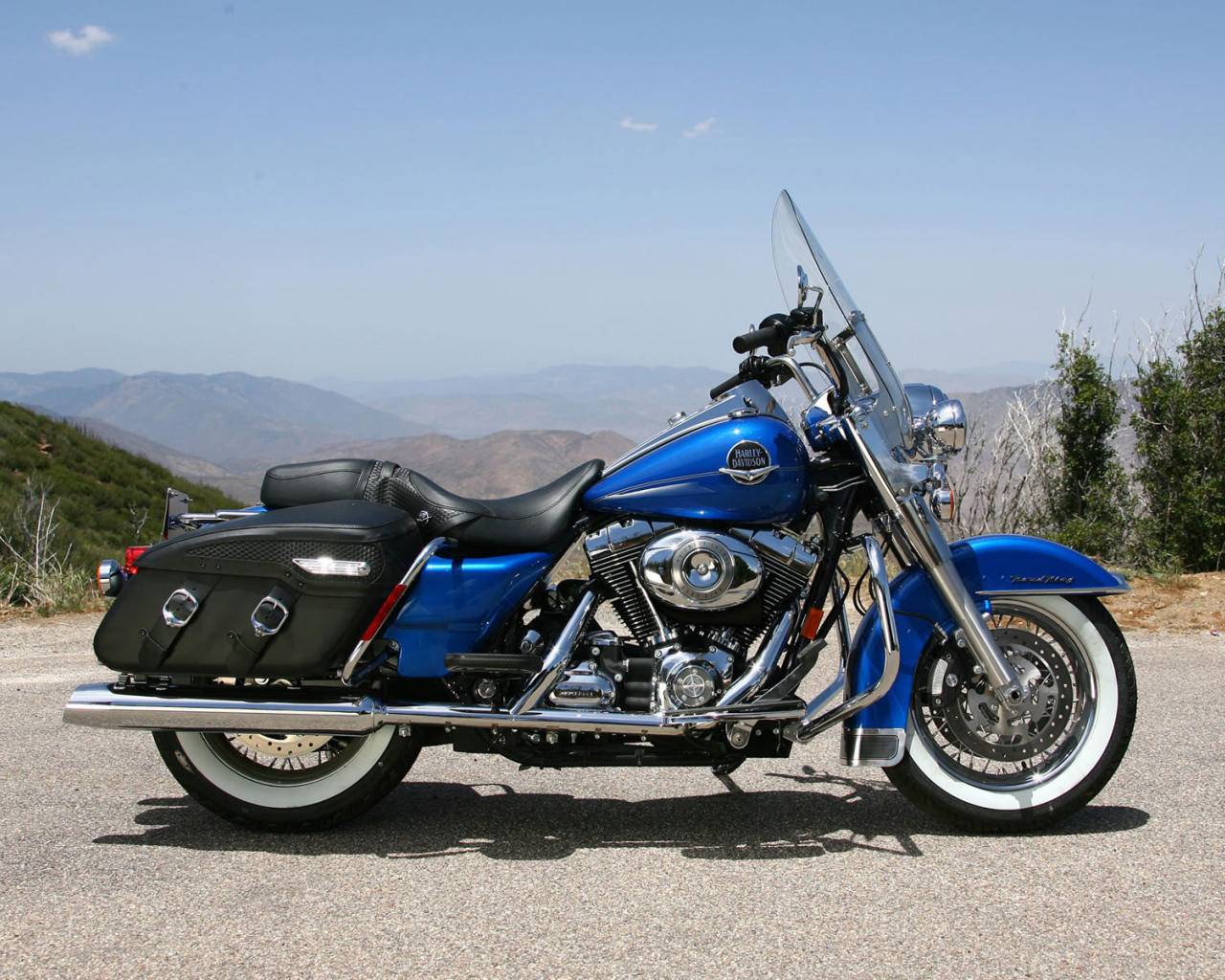 Новый надежный мотоцикл Harley-Davidson Road King Anniversary Edition