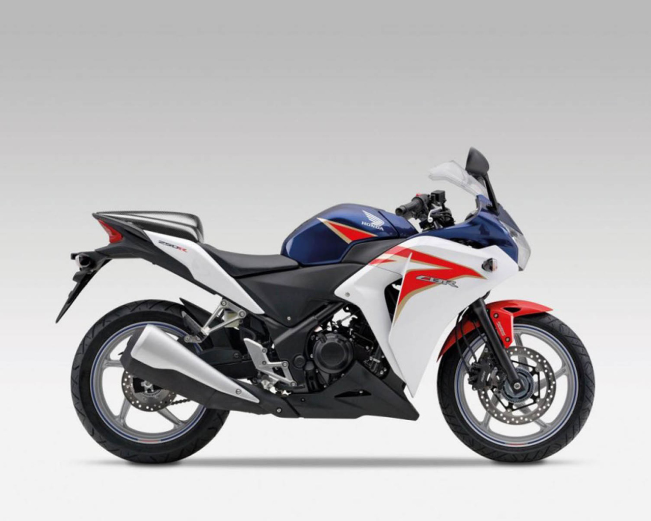 Популярный мотоцикл Honda CBR 250 R