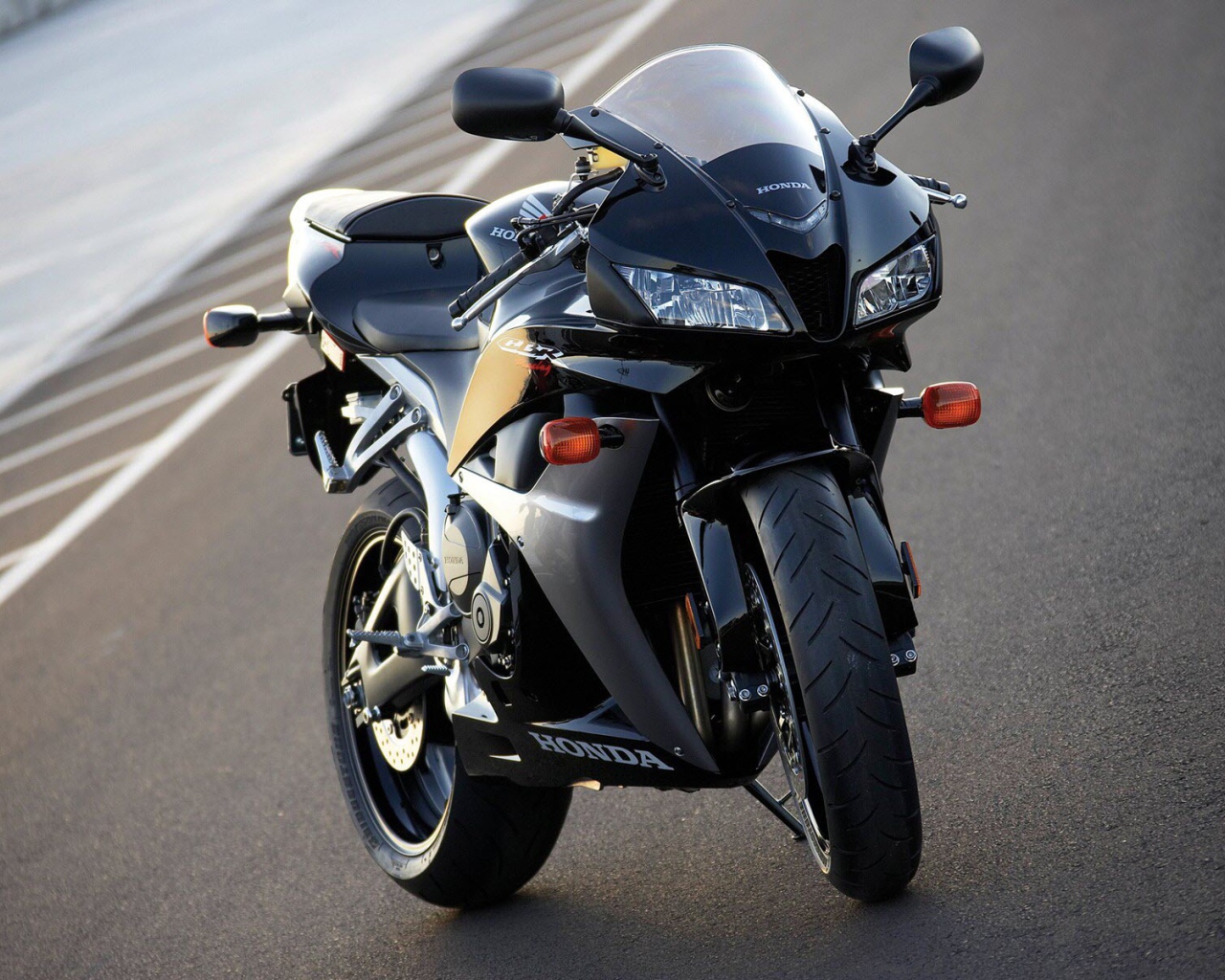 Популярный мотоцикл Honda CBR 600 RR