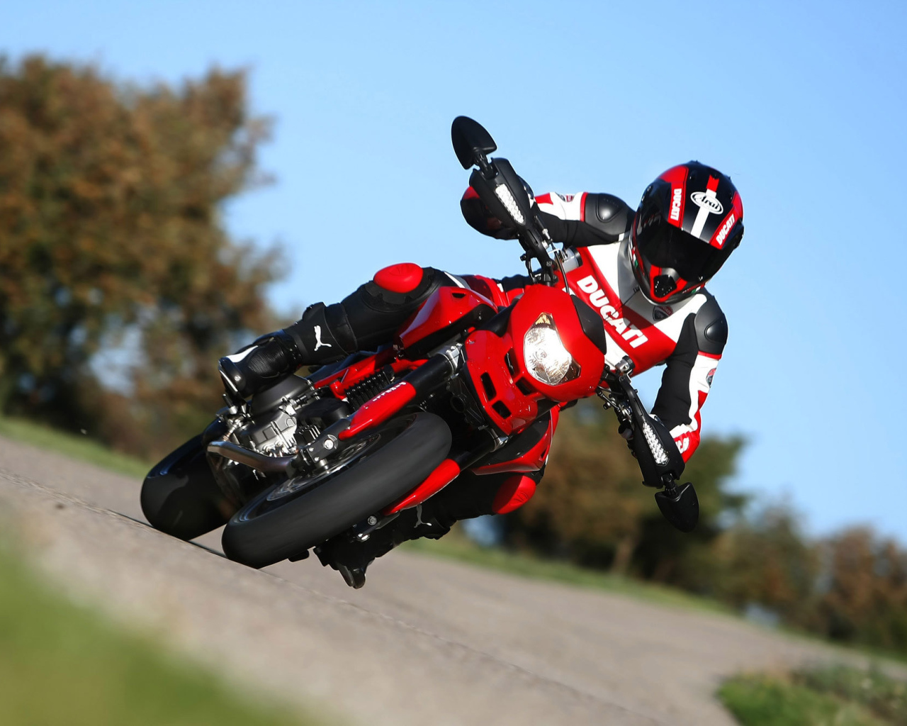 Популярный мотоцикл Ducati Hypermotard SP