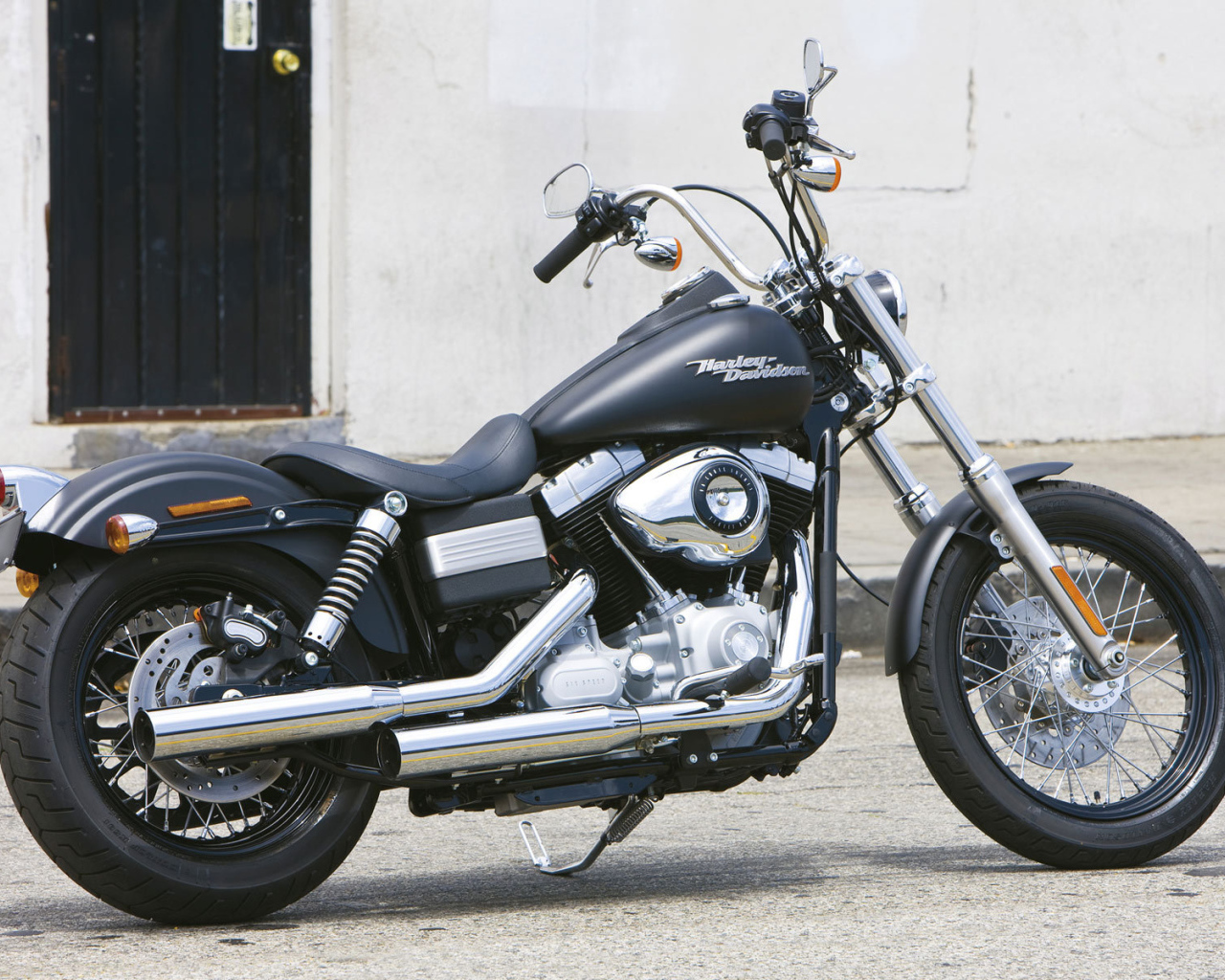 Популярный мотоцикл Harley-Davidson Dyna Street Bob