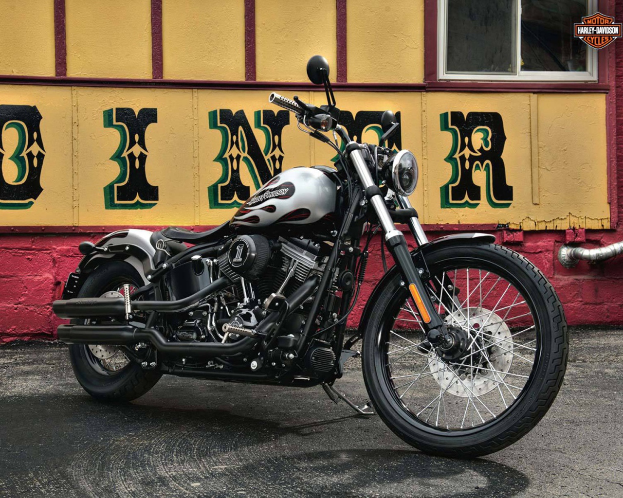 Популярный мотоцикл Harley-Davidson Softail Blackline