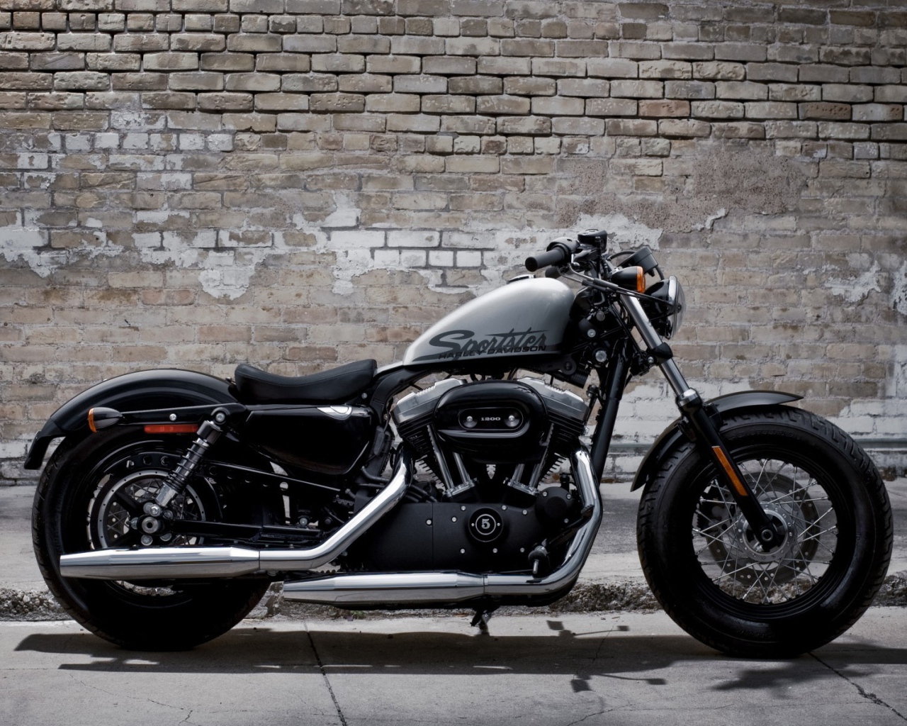 Популярный мотоцикл Harley-Davidson XL 1200X Sportster Forty-Eight