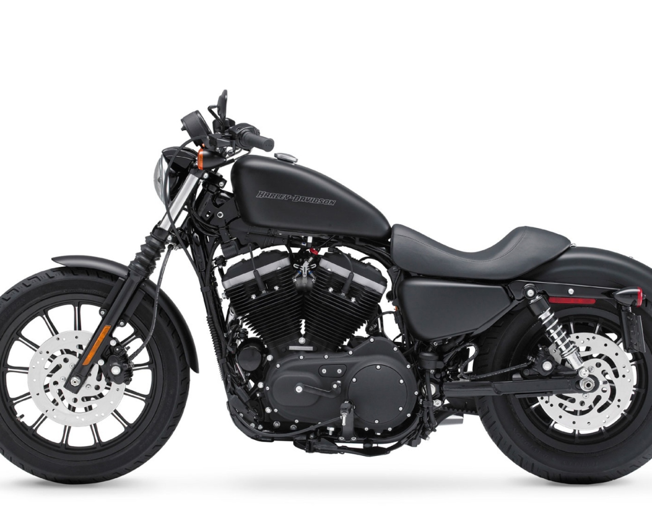Популярный мотоцикл Harley-Davidson XL 883N Sportster Iron