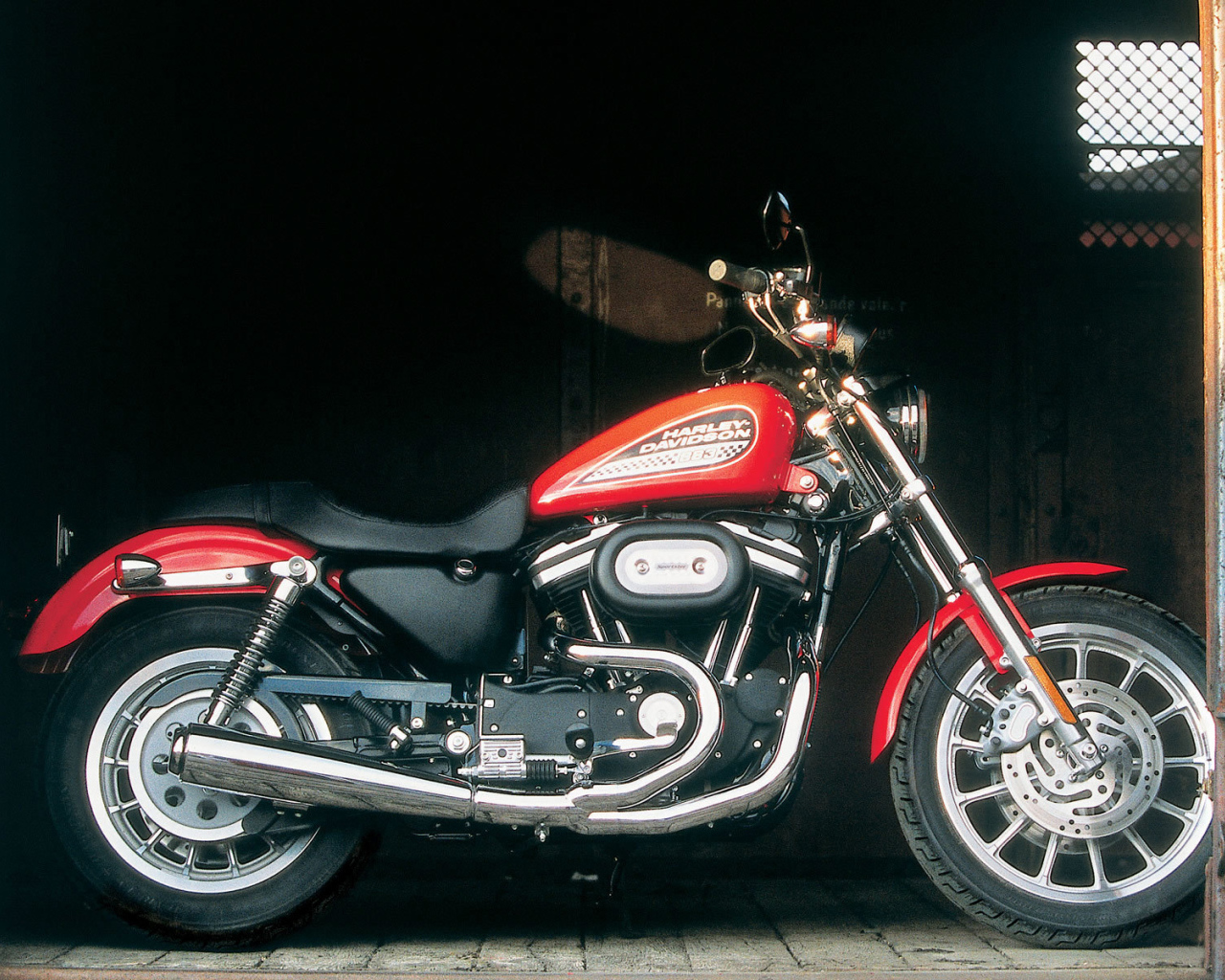 Популярный мотоцикл Harley-Davidson XL 883R Sportster Roadster