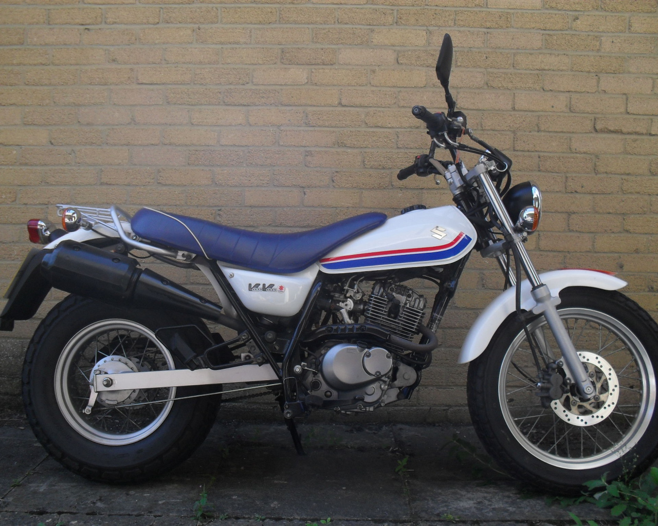 Популярный мотоцикл Suzuki RV 125