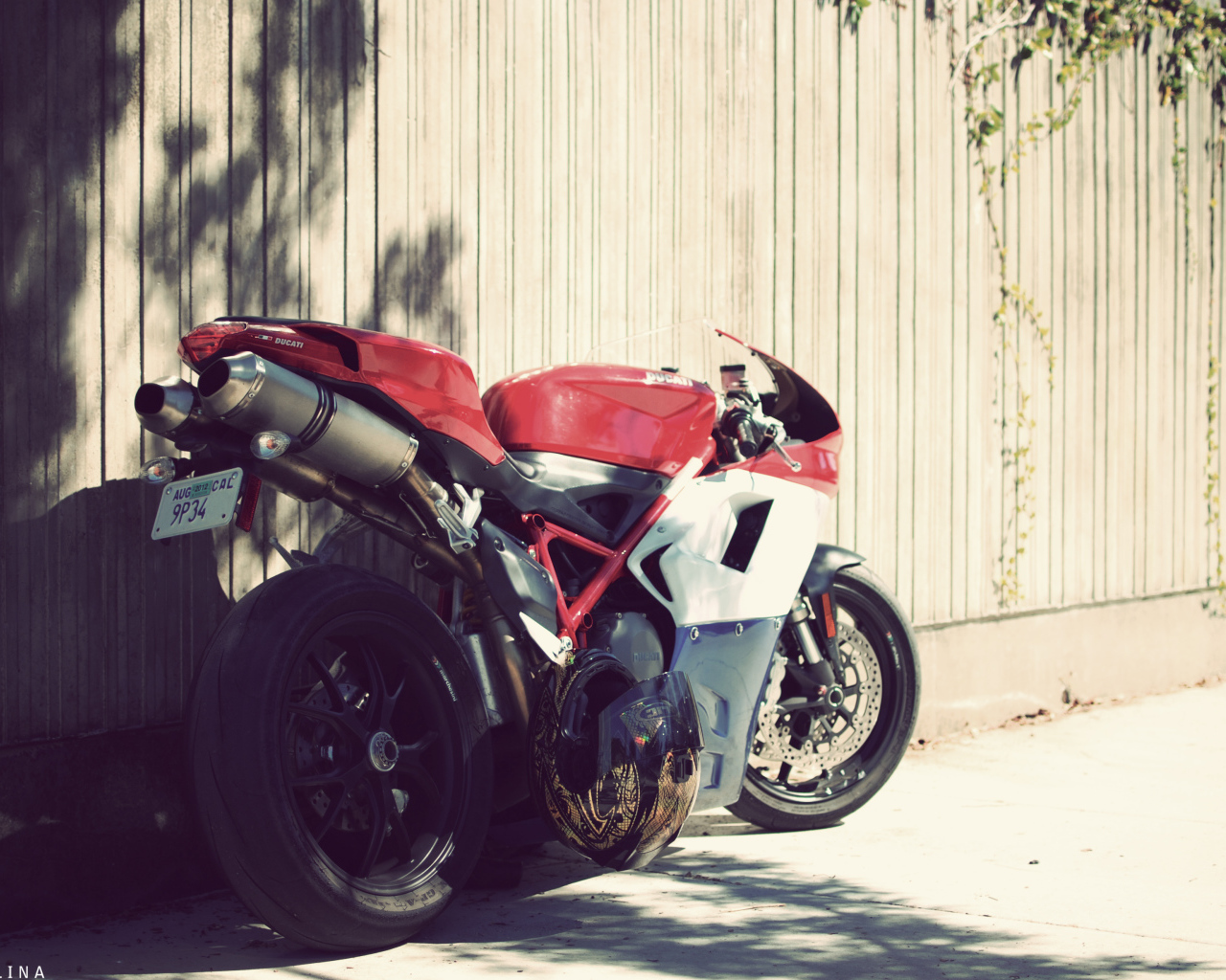 Мощный мотоцикл у забора