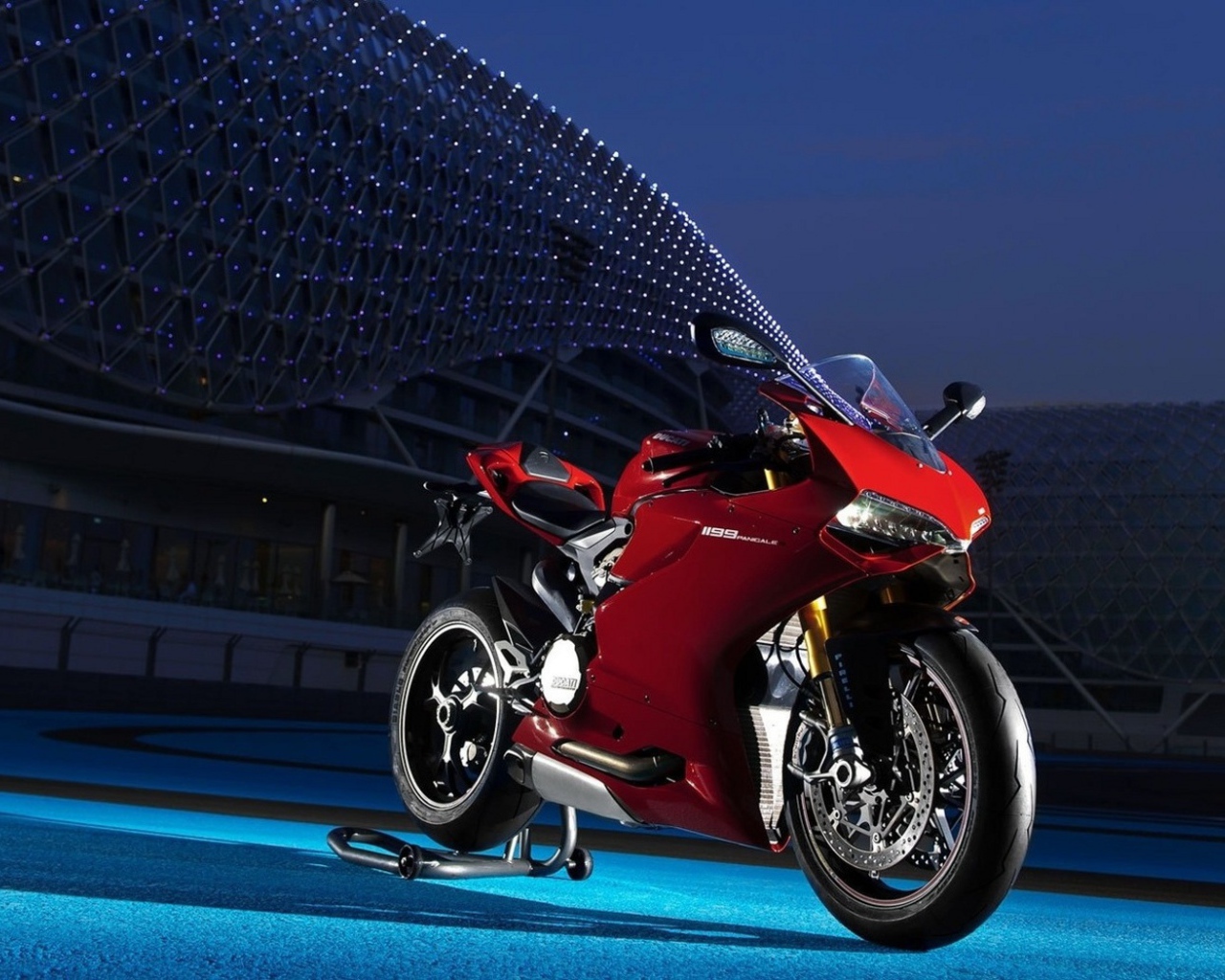 Красный мотоцикл Ducatti