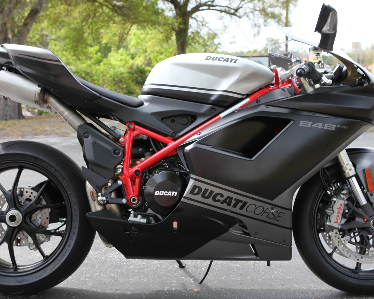 Надежный мотоцикл Ducati Superbike 848 Evo