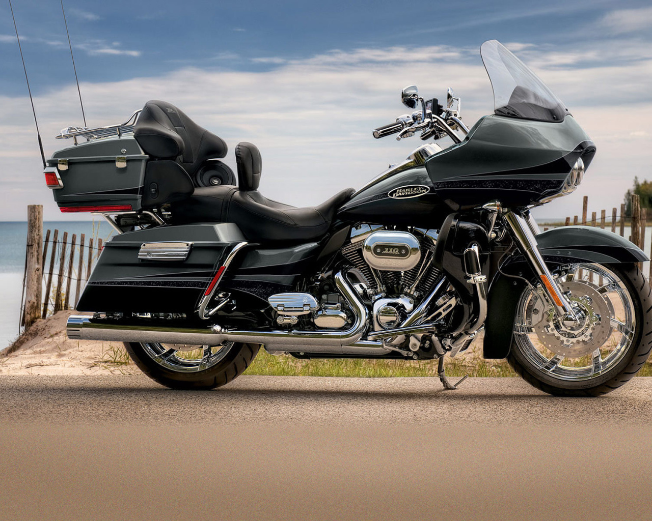 Надежный мотоцикл Harley-Davidson CVO Road King