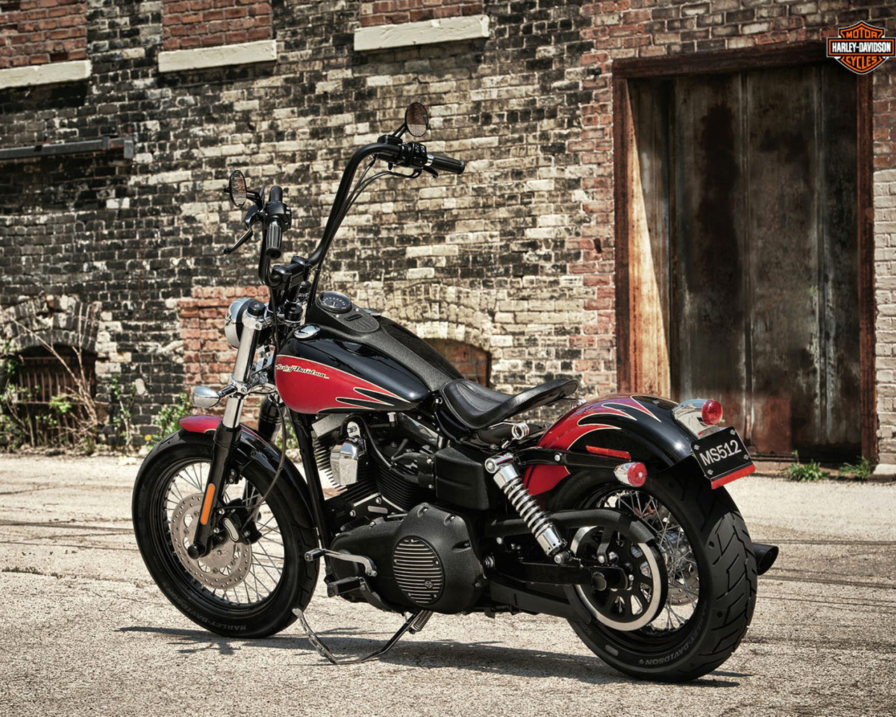 Надежный мотоцикл Harley-Davidson Dyna Street Bob