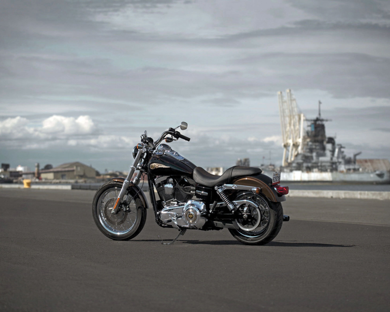 Надежный мотоцикл Harley-Davidson Dyna Super Glide Custom