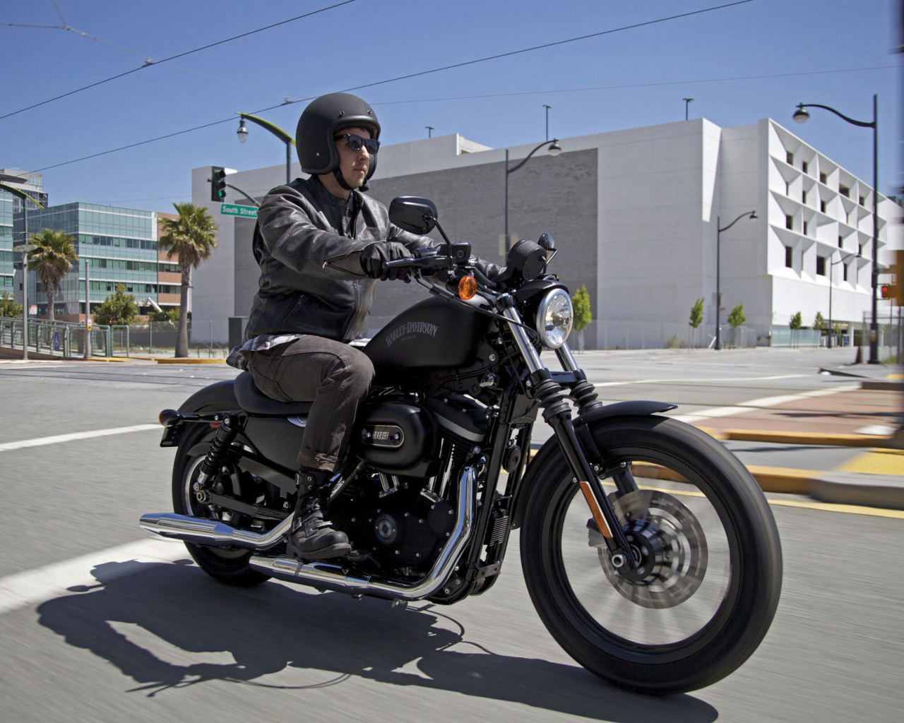 Надежный мотоцикл Harley-Davidson XL 883N Sportster Iron