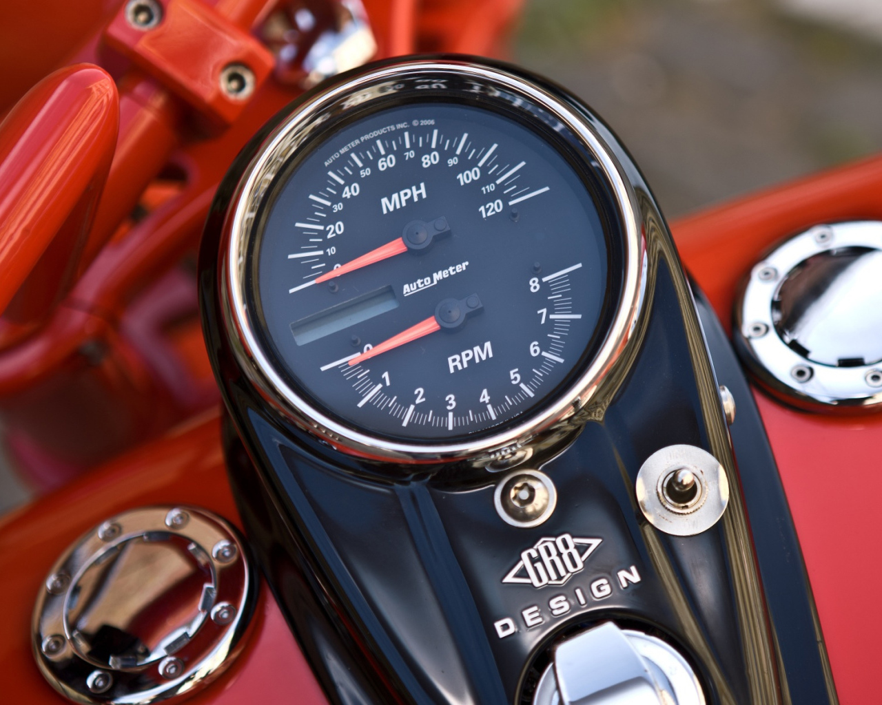 Спидометр красного мотоцикла