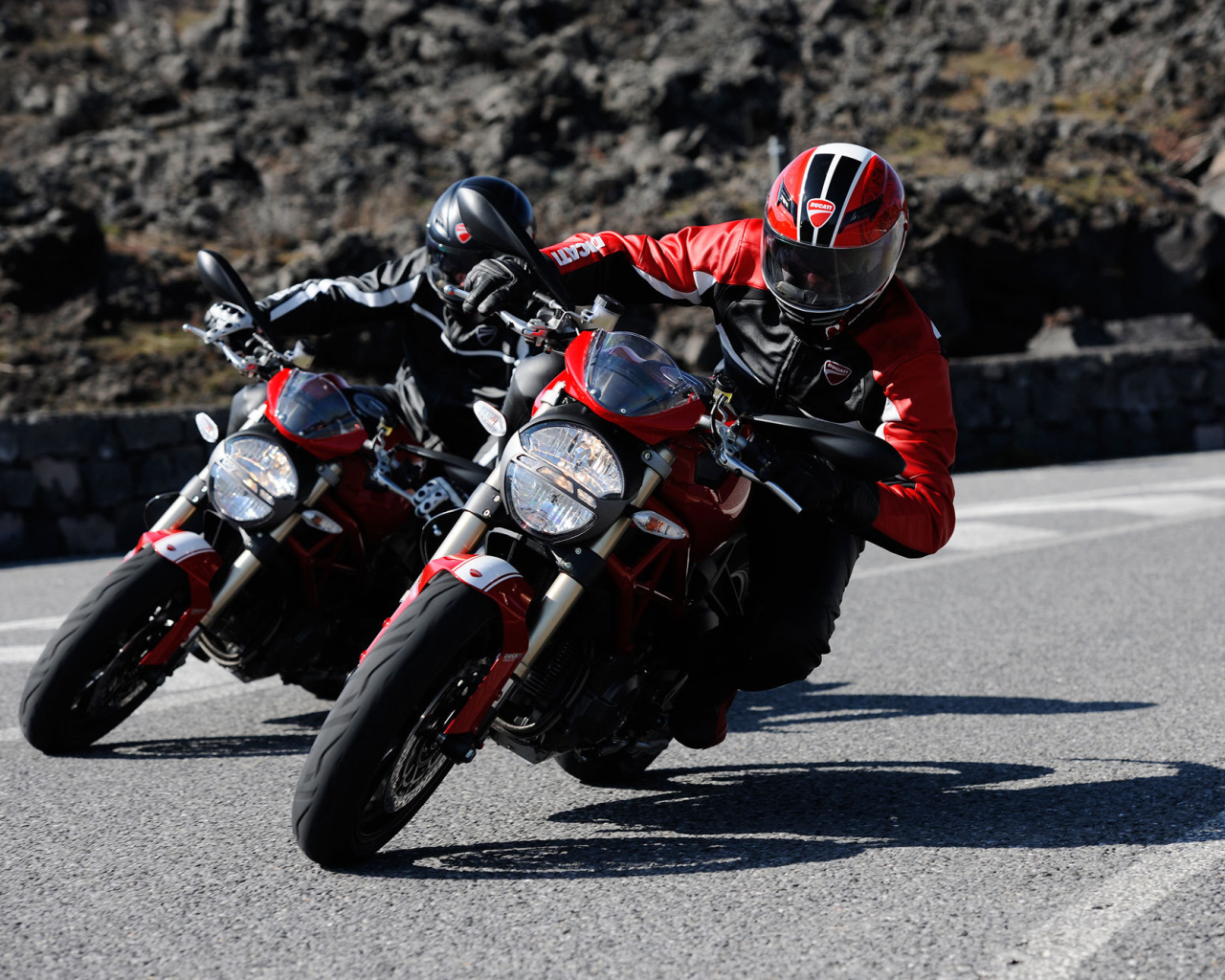 Test drive a motorcycle Ducati Monster 796 Corse Stripe 