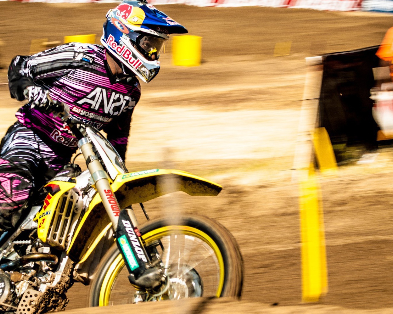 Мотогонщик на трассе