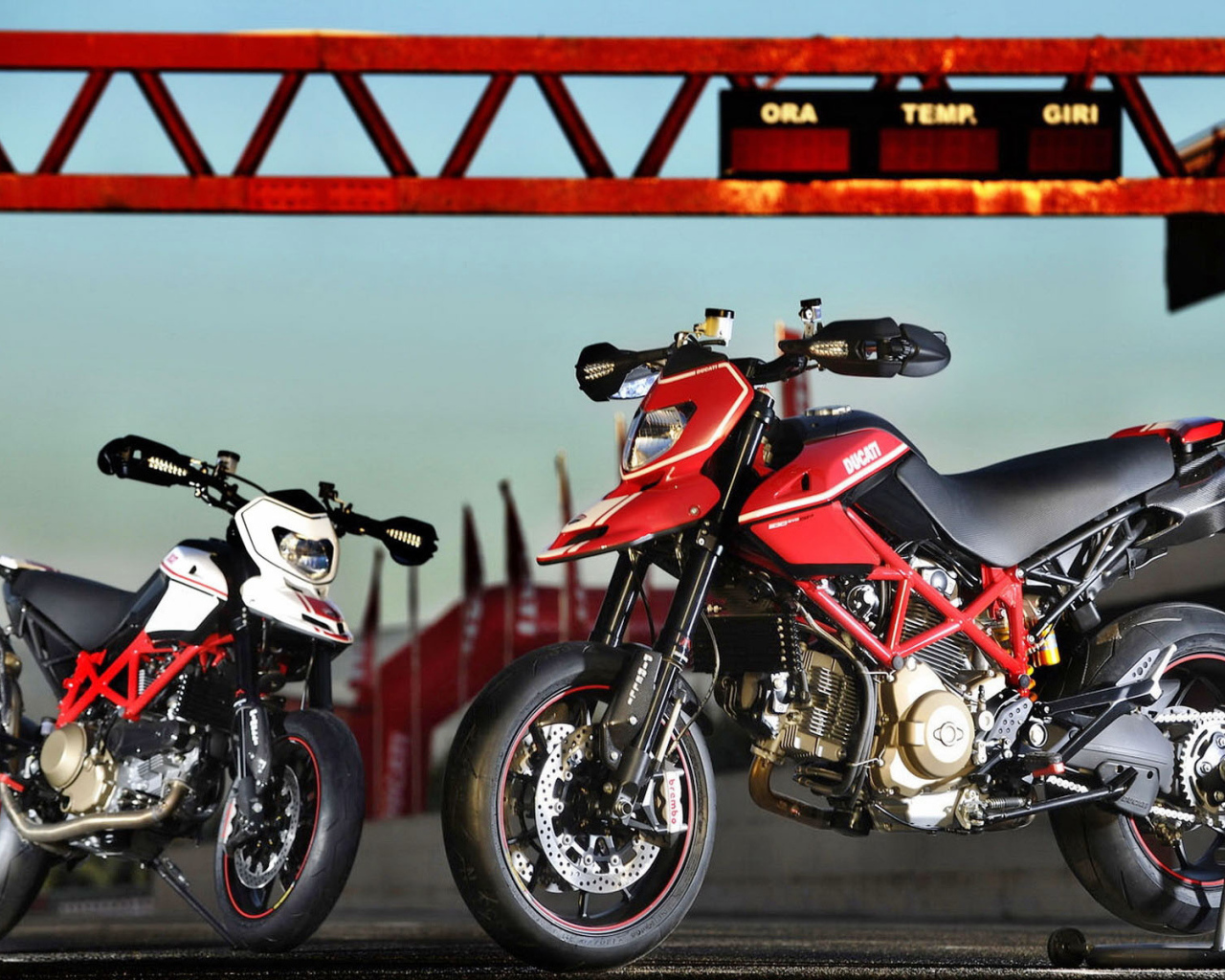 Красивый мотоцикл в москве Ducati Hypermotard SP