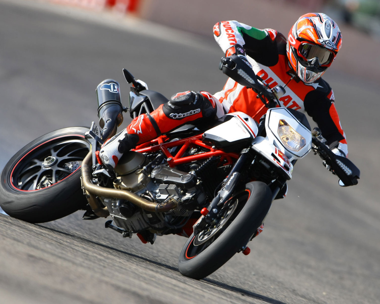 Быстрый мотоцикл Ducati Hypermotard