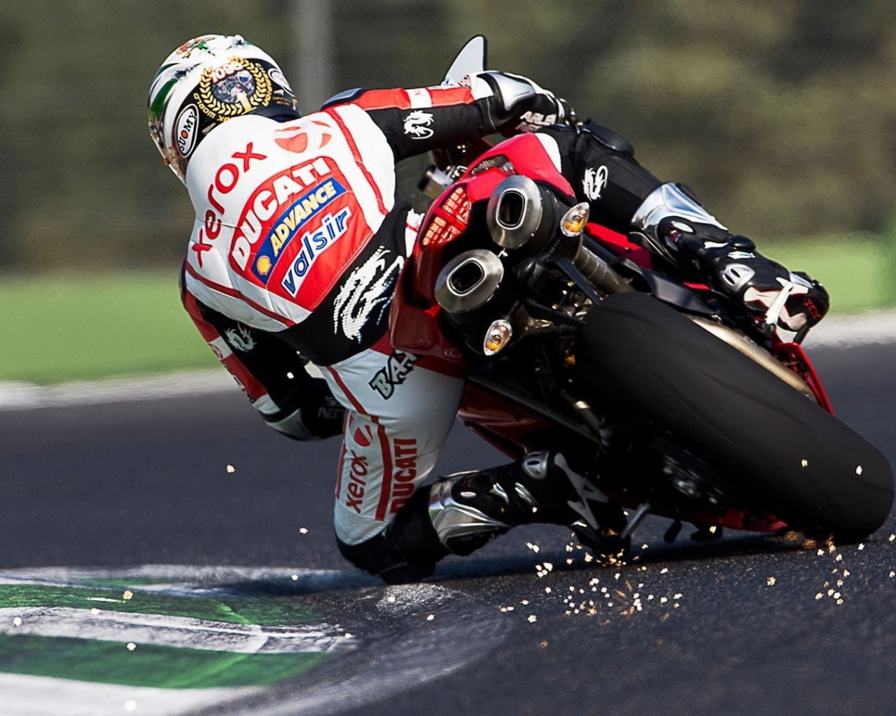 Крутой поворот на мотоцикле