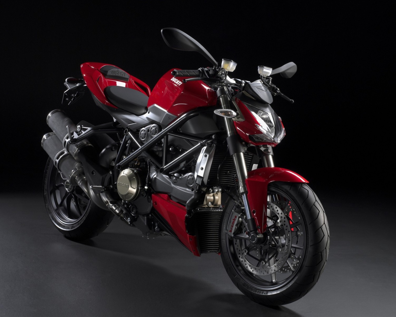 Красный Ducati streetfighter