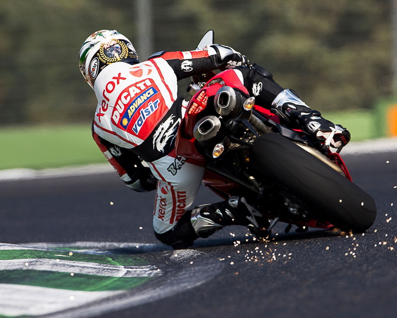 Мотоцикл Дукати на повороте