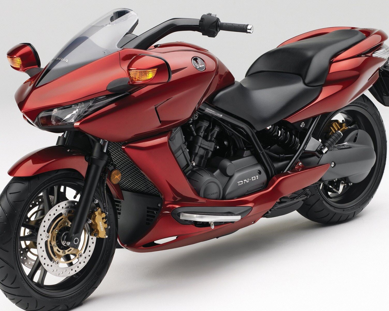 Красный мотоцикл Honda DN 01