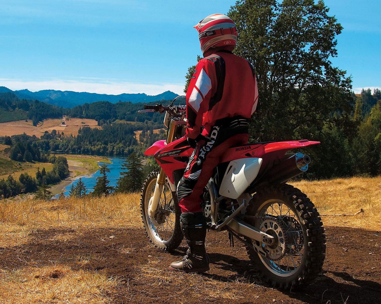 Гонщик на мотокроссе