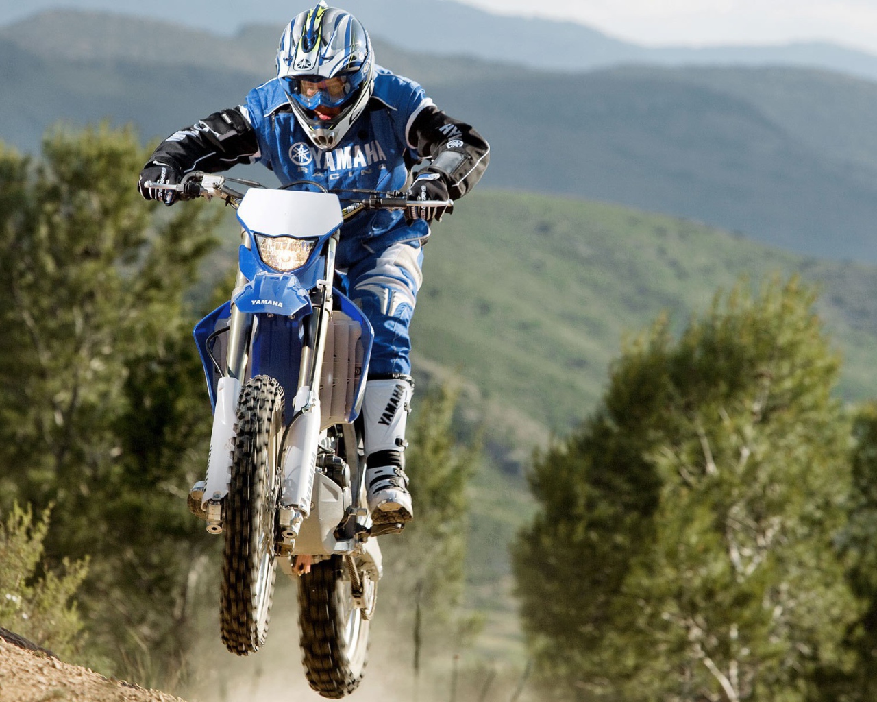 Мотоцикл Ямаха на кроссе