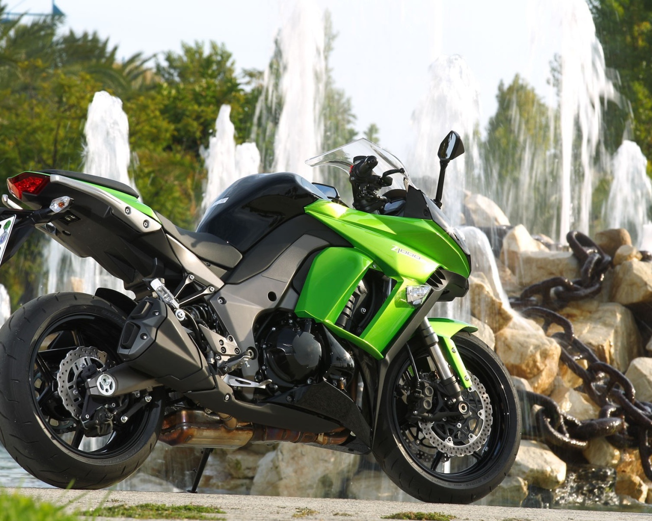 Мотоцикл у фонтана